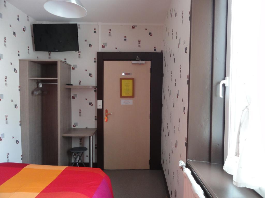 Cafe Hotel De La Gare Champagnole Exterior foto
